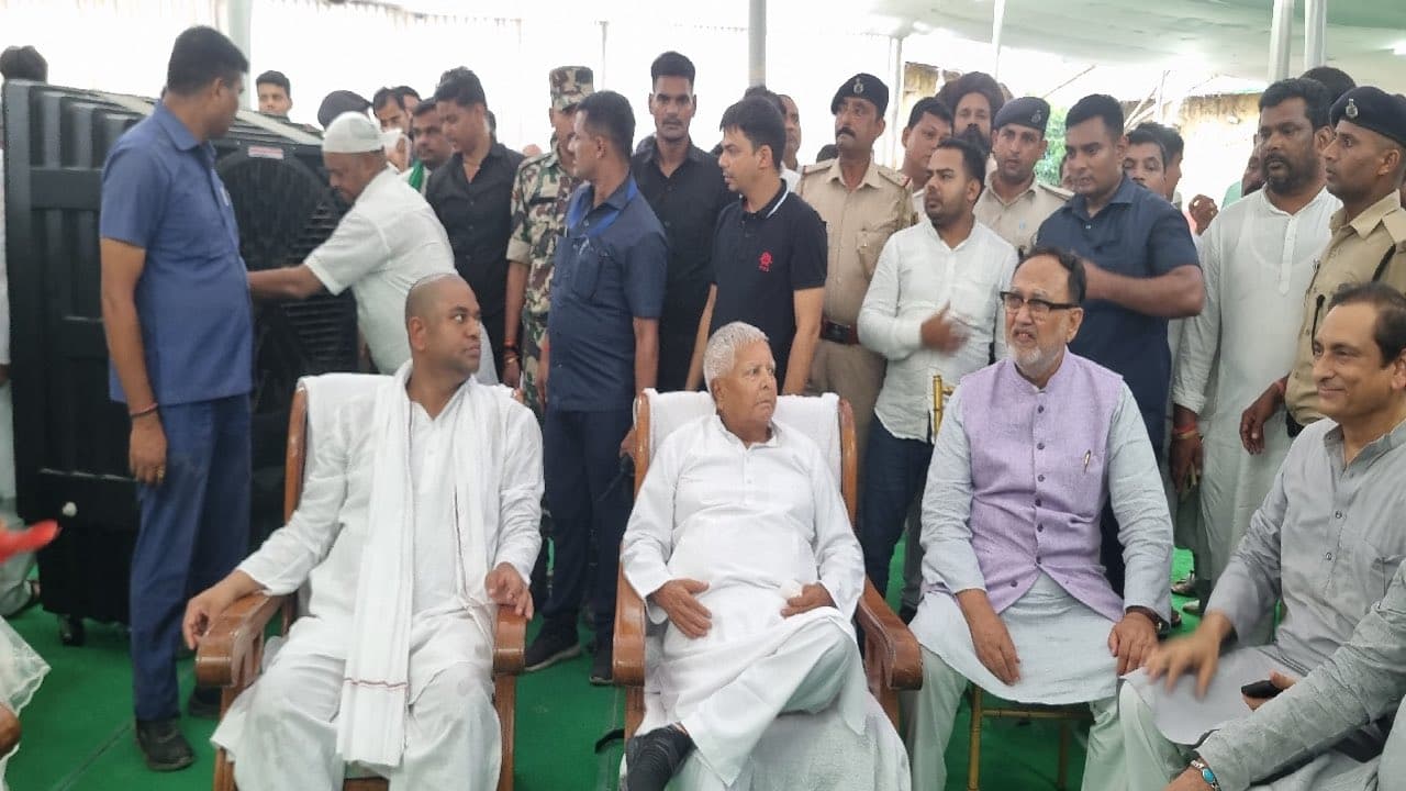 Bihar News: लालू प्रसाद ने वीआइपी सुप्रीमो मुकेश सहनी से की मुलाकात, पिता की मौत पर जतायी गहरी संवेदना Bihar News: लालू प्रसाद ने वीआइपी सुप्रीमो मुकेश सहनी से की मुलाकात, पिता की मौत पर जतायी गहरी संवेदना