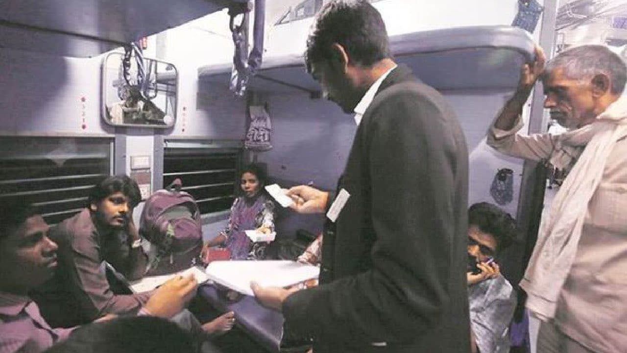 Indian Railways: बिना टिकट यात्रा करने वालों पर रेलवे की कड़ी नजर, एक दिन में पकड़े गए 9580 यात्री Indian Railways: बिना टिकट यात्रा करने वालों पर रेलवे की कड़ी नजर, एक दिन में पकड़े गए 9580 यात्री
