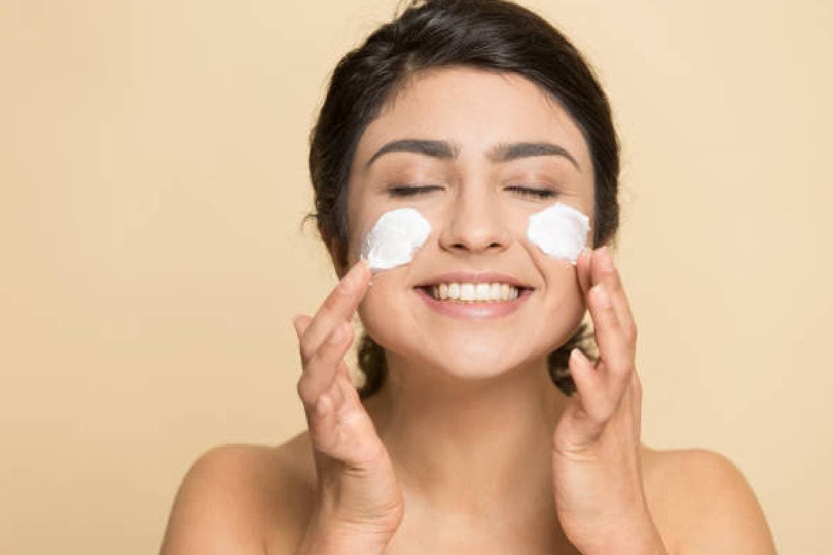 Skin Care: चेहरे के रंग से अलग नजर आ रहा सफेद दाग, कहीं इस बिमारी के तो नहीं है लक्षण, जानें