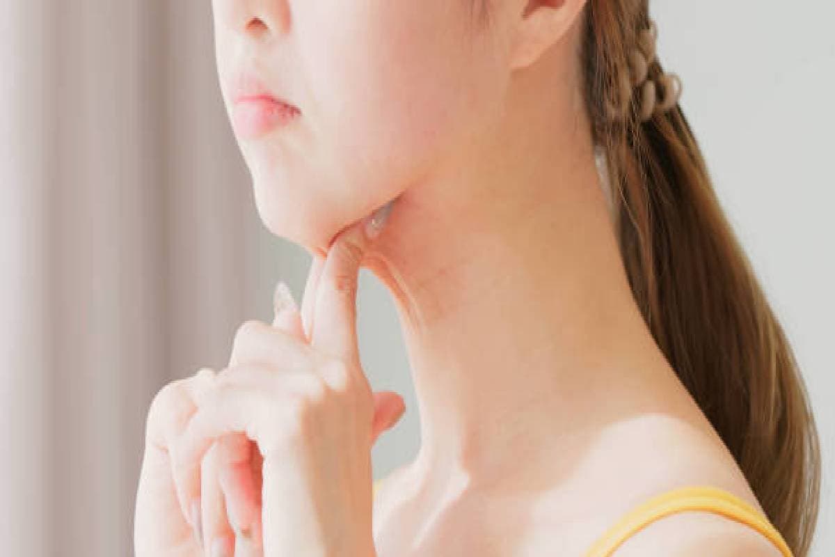 Double chin: किन कारणों से होता है डबल चिन, इन आसान तरीकों से करें कम
