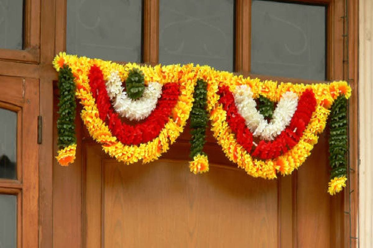 Lakshmi Ji: सुबह नियमित रूप से मुख्य द्वार पर करें ये काम, घर में होगा देवी लक्ष्मी का वास