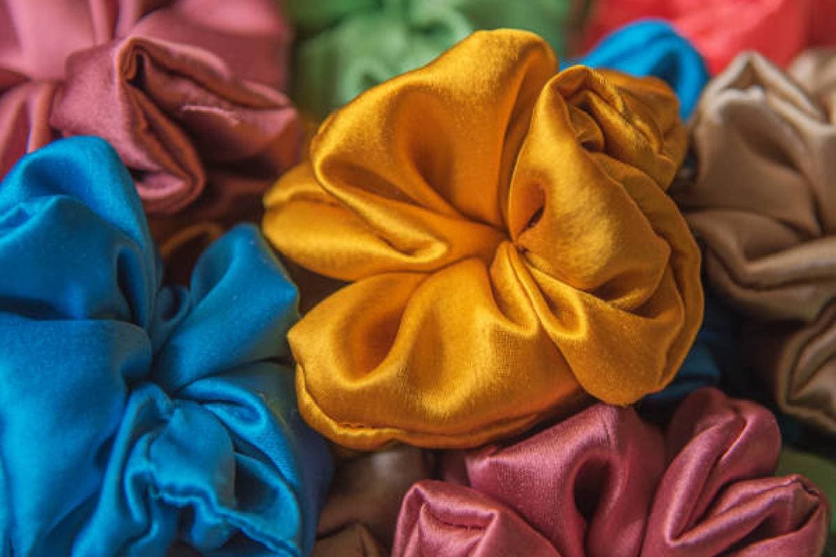 Hairstyle With Scrunchie: अपने बालों को दें  नया लुक, स्क्रंची की मदद से बनाएं ट्रेंडी हेयरस्टाइल