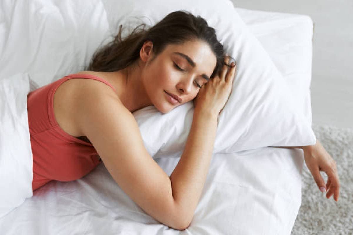 Good Sleeping Tips: अगर आप चाहते हैं बिस्तर पर जाते ही आ जाए गहरी नींद, तो फॉलो करें ये 10-3-2-1 का फॉर्मूला
