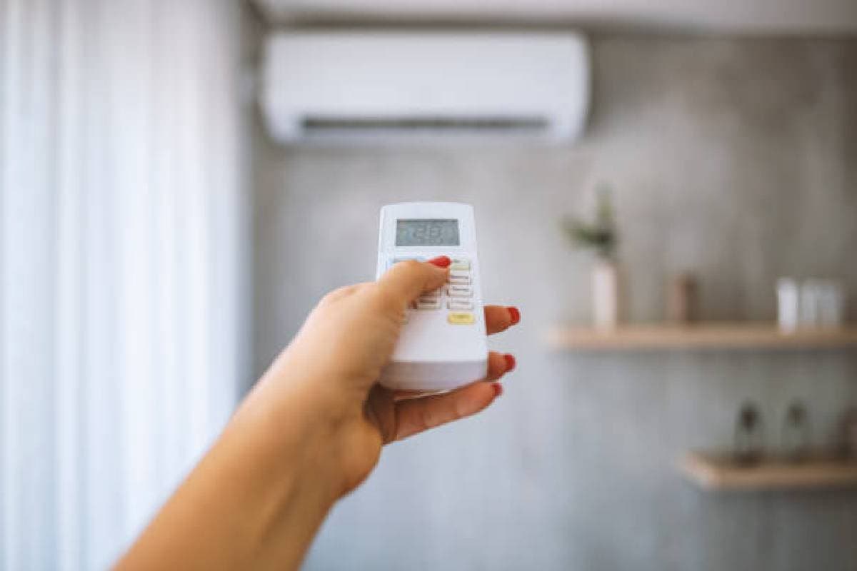 AC Tips: बरसात के मौसम में AC कितने तापमान पर चलाना चाहिए? जानें