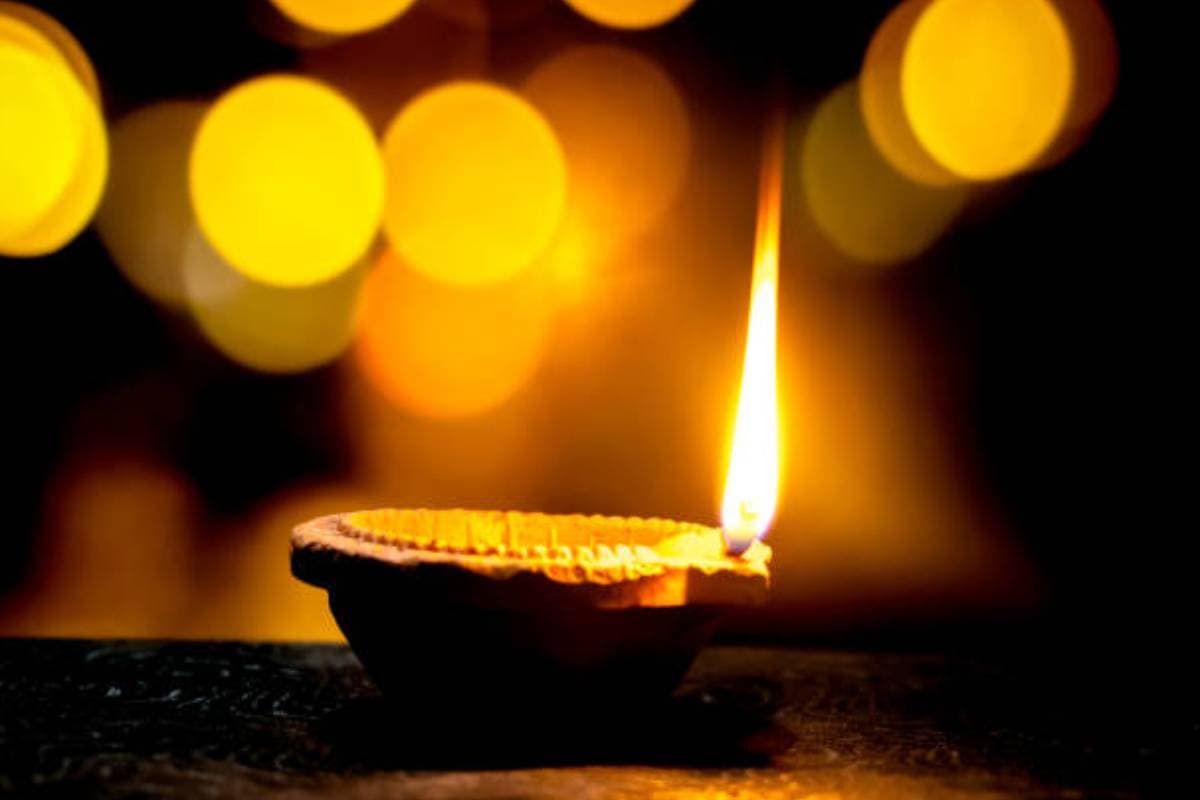Vastu Tips: पूजा के वक्त इस दिशा में रखें दीपक की लौ, होगी धन की बारिश