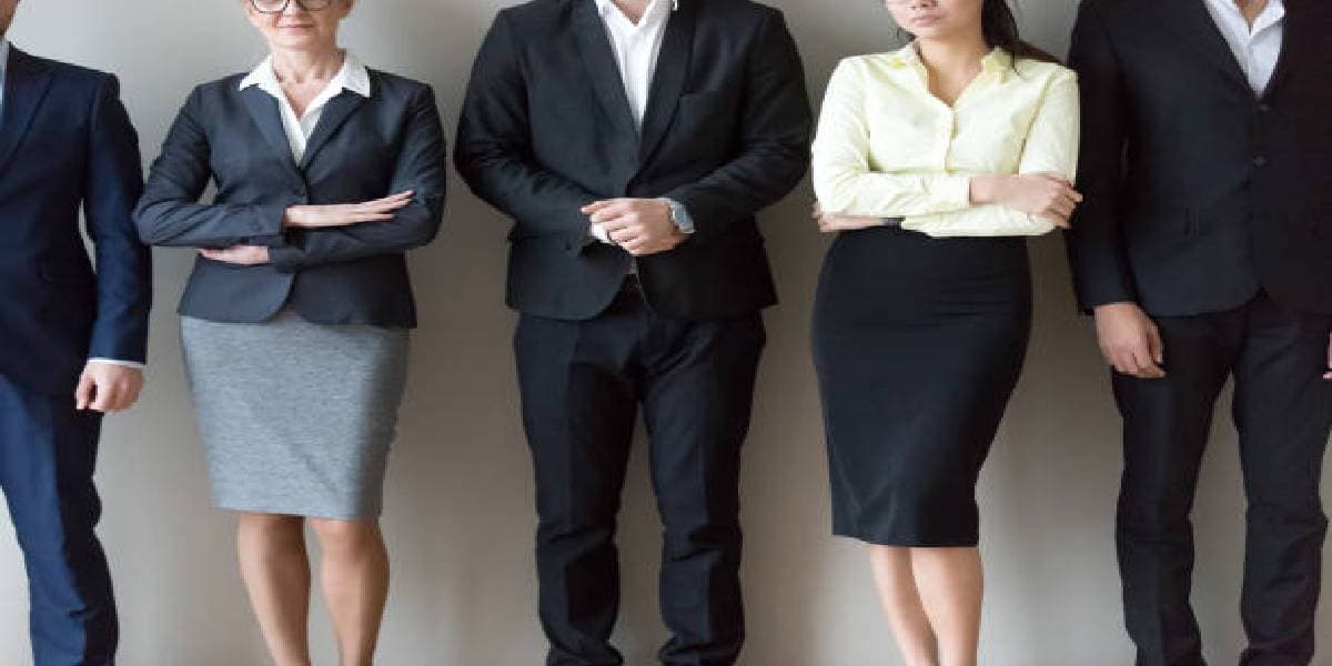 Dress for Interview: ​​इंटरव्यू देने जा रहे हैं तो न पहने ऐसे कपड़ें, अपने लुक का रखें खास ख्याल