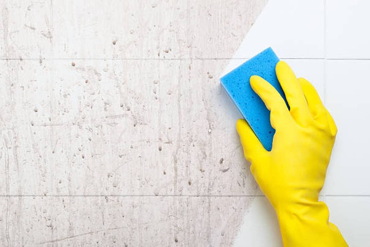 Bathroom Tiles cleaning Tricks: टाइल्स पर जमे गंदगी से हैं परेशान, इन तरीकों से करें साफ