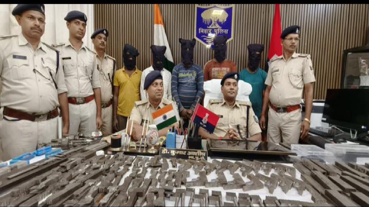 Saran News: मरौढ़ा में अवैध गन फैक्ट्री का एसटीएफ की टीम ने किया पर्दाफाश, हथियार के साथ पांच गिरफ्तार