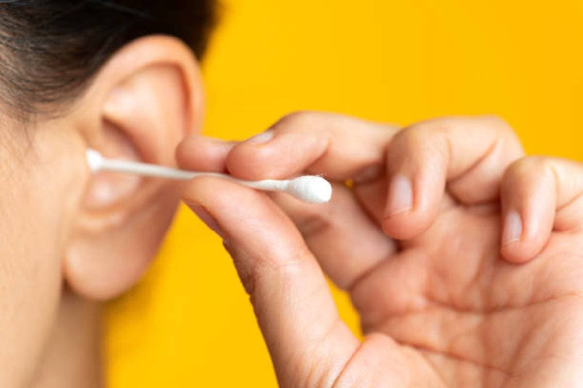 Ear wax Removal: घर पर कैसे करें कान साफ, न करें ऐसी गलती