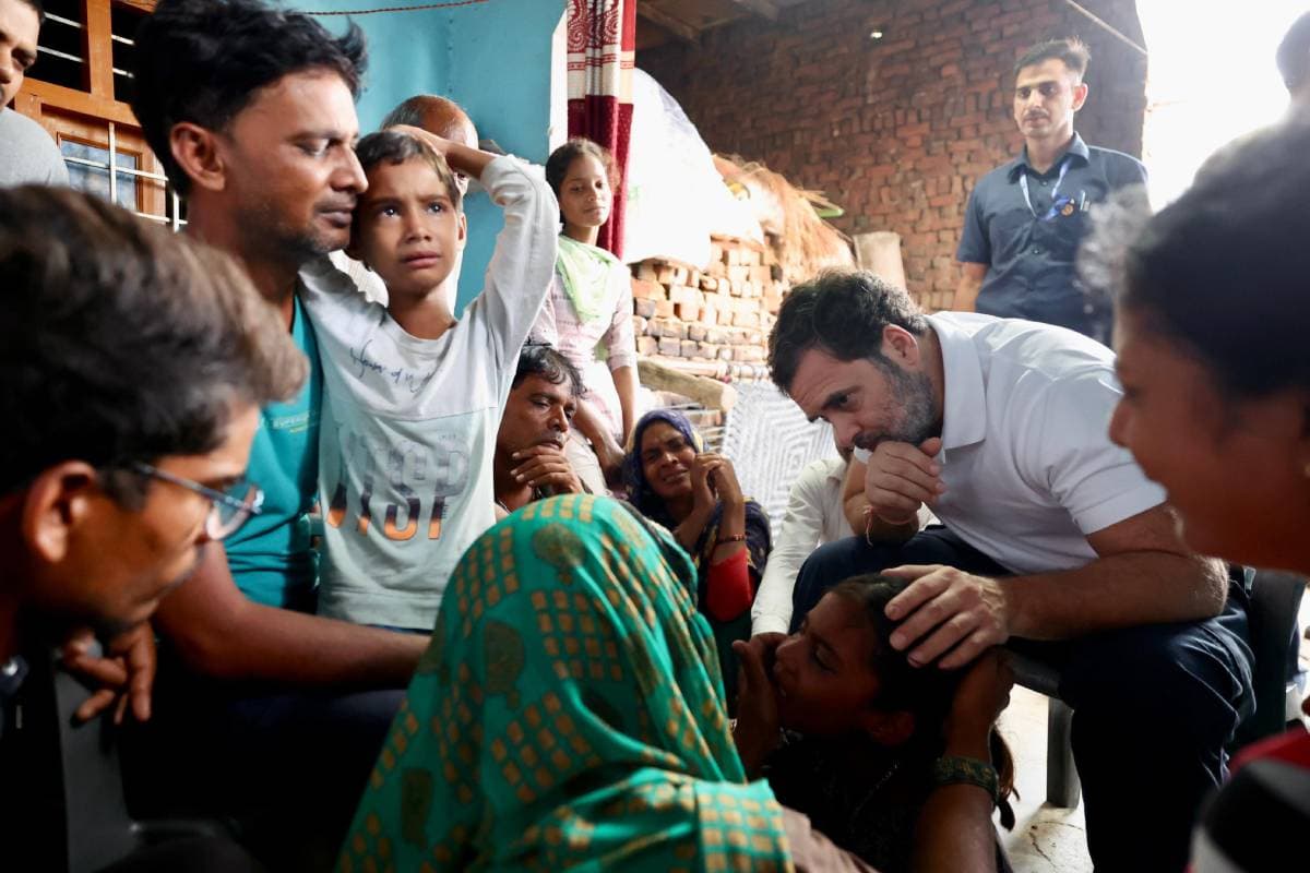 राहुल गांधी के हाथरस भगदड़ के पीड़ित परिवार से मुलाकात के बाद ये 3 तस्वीरें आईं मार्मिक