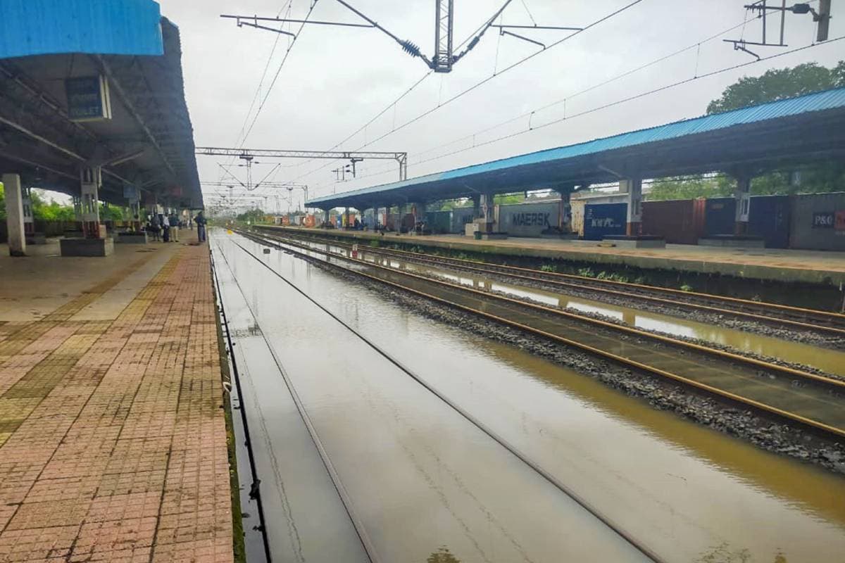 Mumbai Rain: बारिश ने रोकी मुंबई की रफ्तार, ये ट्रेनें कैंसिल, आज भी होगी भारी बरसात