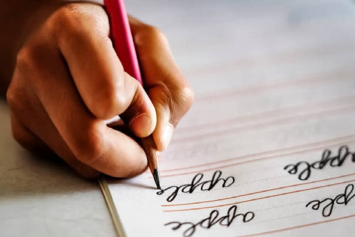 Personality Test: आपकी लिखावट आपके व्यक्तित्व के बारे में क्या कहती है, जानिए