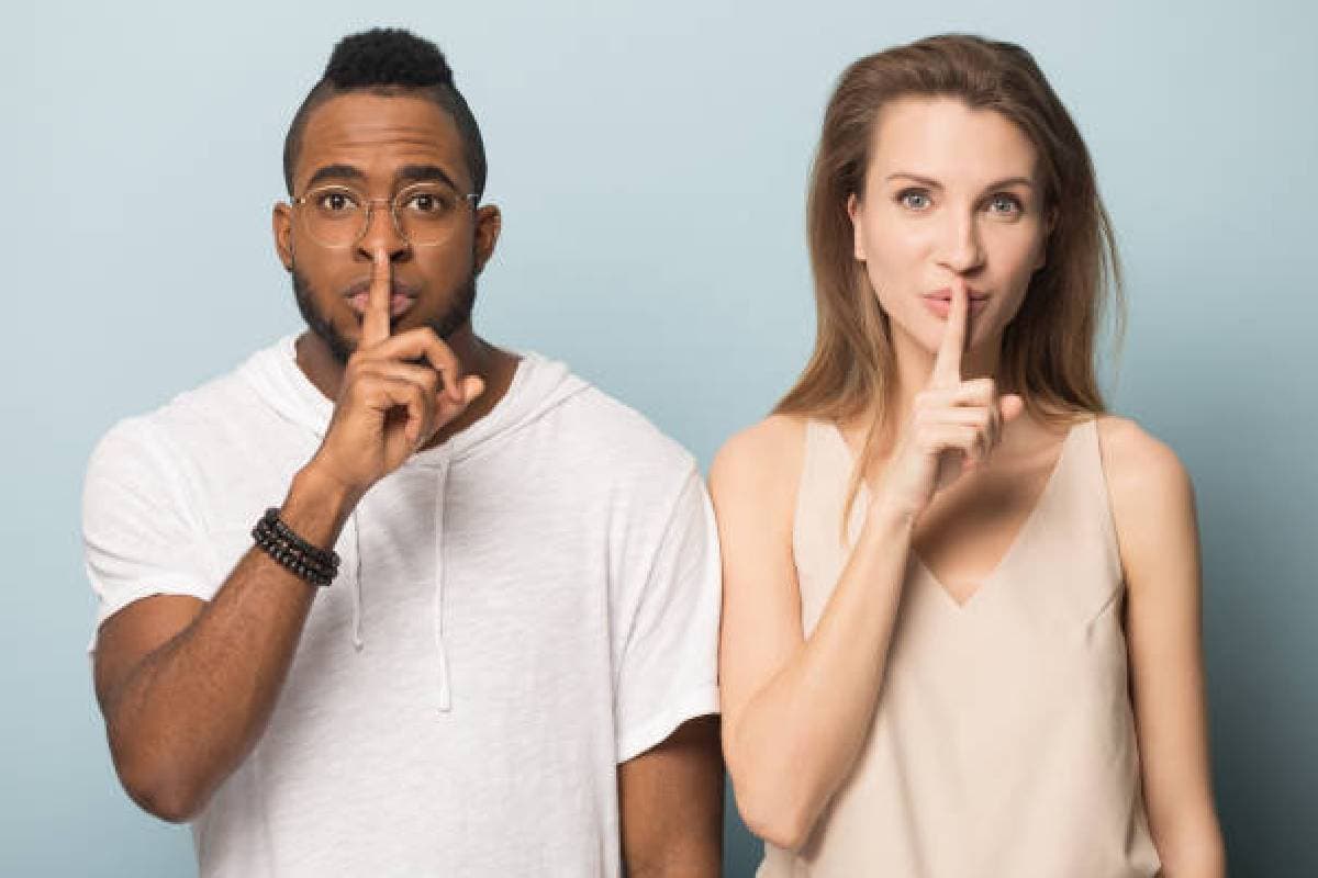 Relationship Tips: पार्टनर का चाहिए साथ तो दूसरों से न कहें ऐसी बात, खुशहाल रहेगा परिवार