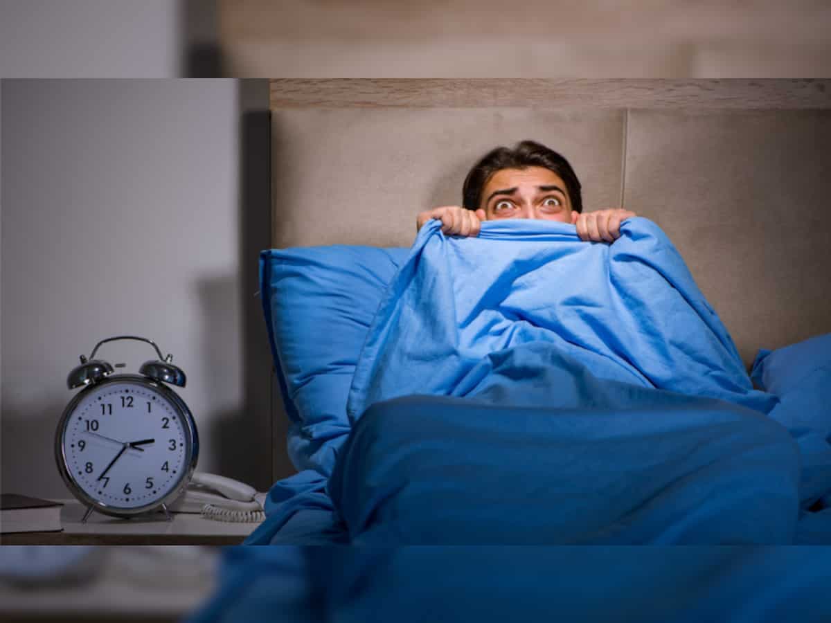 Vastu Tips: रात को सोते समय आपको भी लगता है डर, तो आज ही करें ये काम