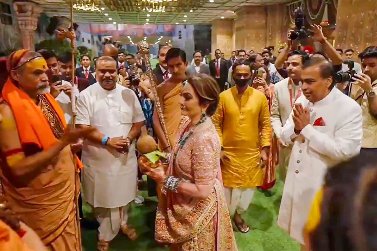Anant and Radhika Wedding: नीता और मुकेश अंबानी ने जगद्गुरू शंकराचार्य का पारंपरिक तरीके से किया स्वागत, देखें वीडियो