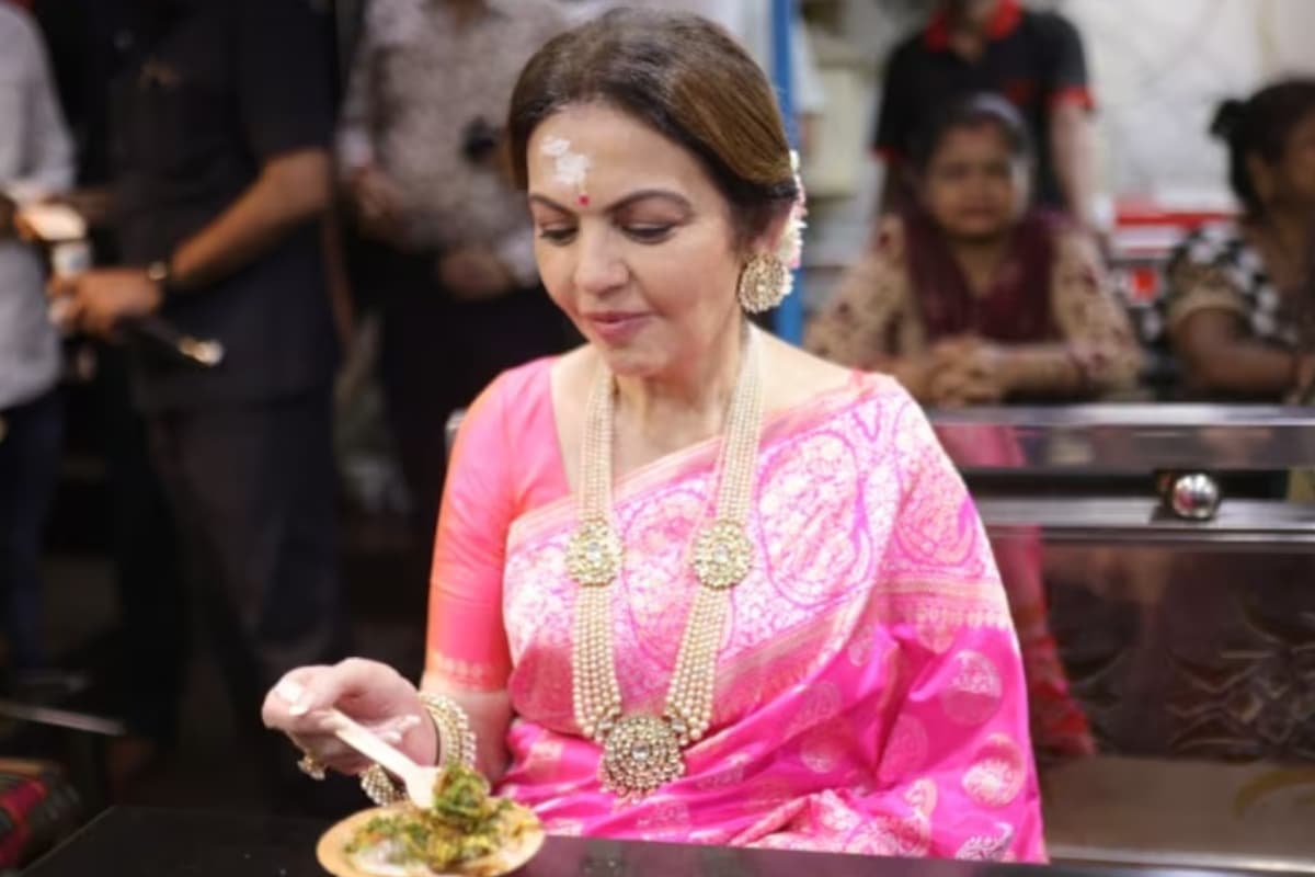 Neeta Ambani:नीता अंबानी की बनारसी साड़ी की तस्वीर हुई सोशल मीडिया पर वायरल
