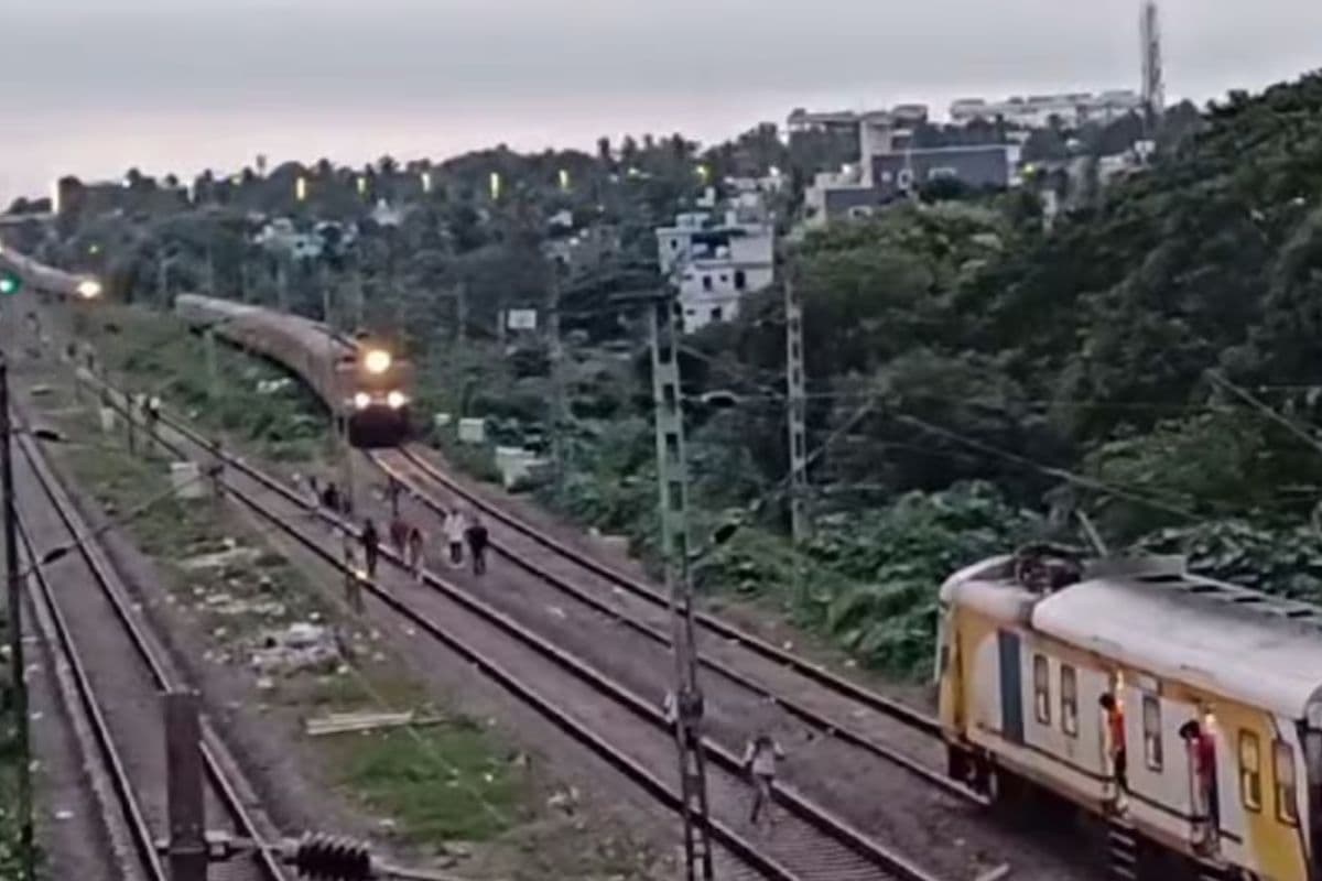Railway News: ओडिशा में रेलवे की बहुत बड़ी लापरवाही, एक ही ट्रैक पर आई 4 ट्रेनें, मचा हड़कंप