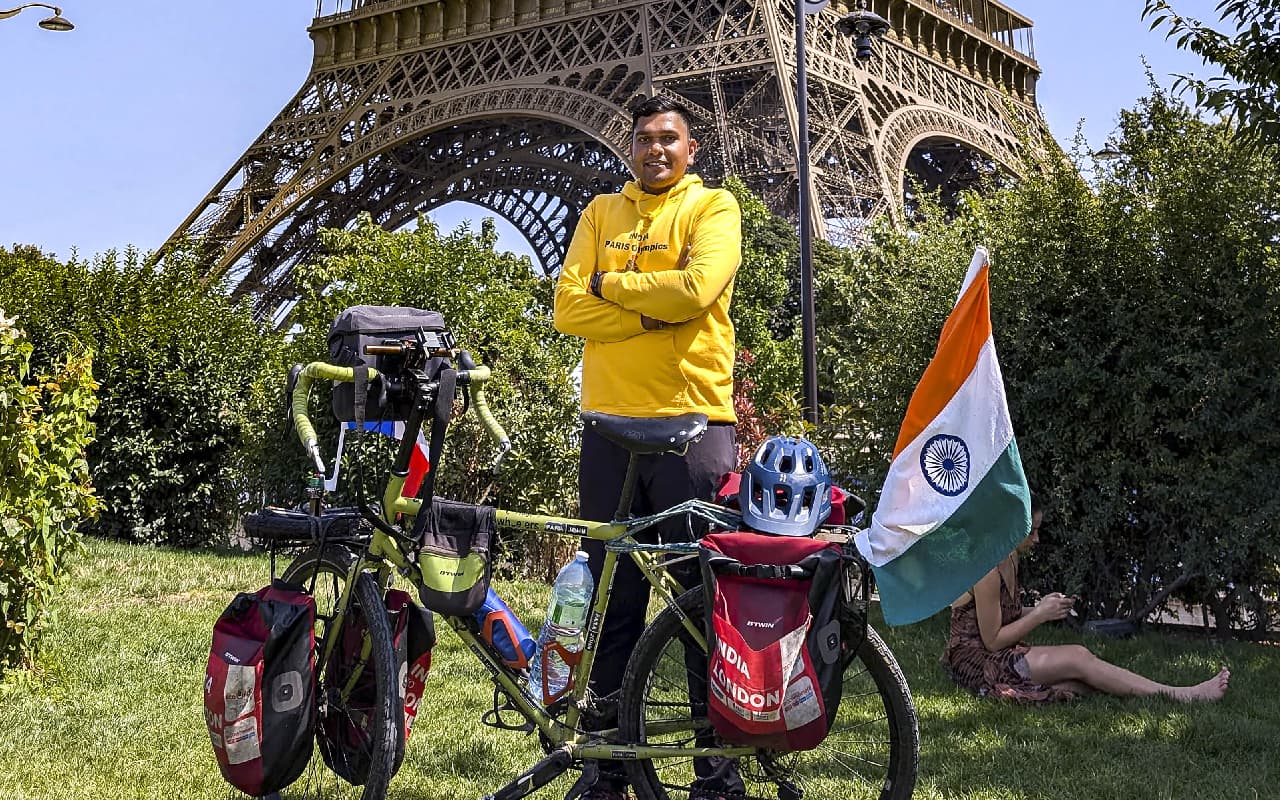 Paris Olympics 2024: 22,000 KM साइकिल चलाकर केरल से पेरिस पहुंचा नीरज चोपड़ा का जबरा फैन