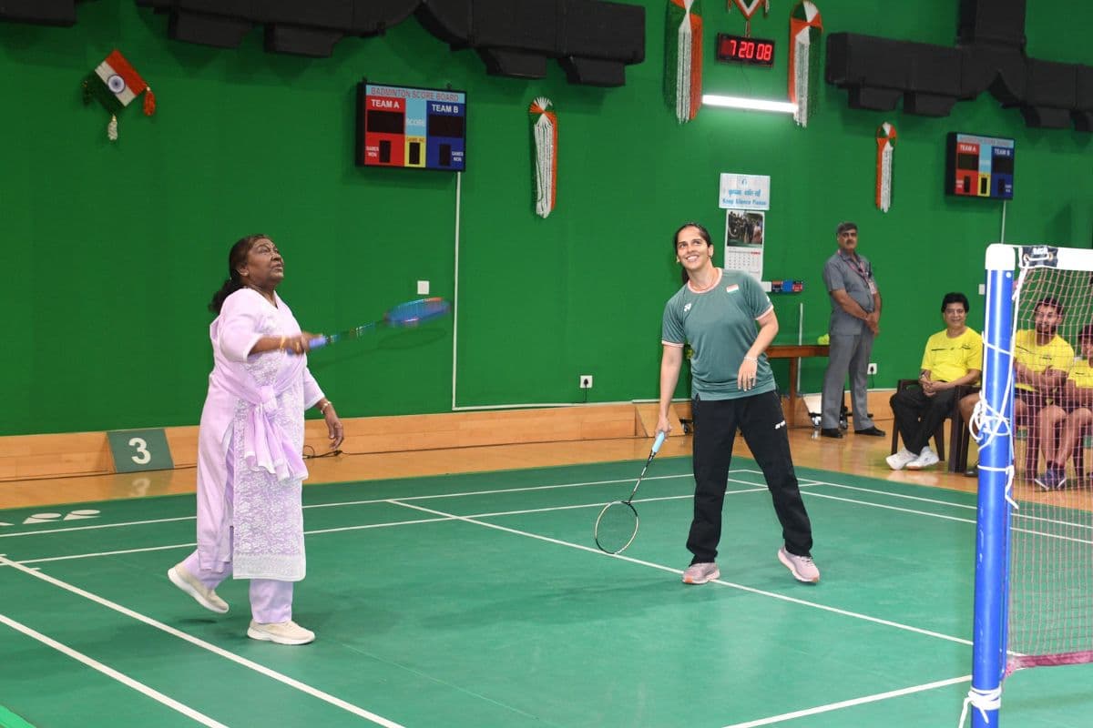 राष्ट्रपति द्रौपदी मुर्मू ने राष्ट्रपति भवन में खेला बैडमिंटन, साइना नेहवाल को दी कड़ी टक्कर, देखें वीडियो
