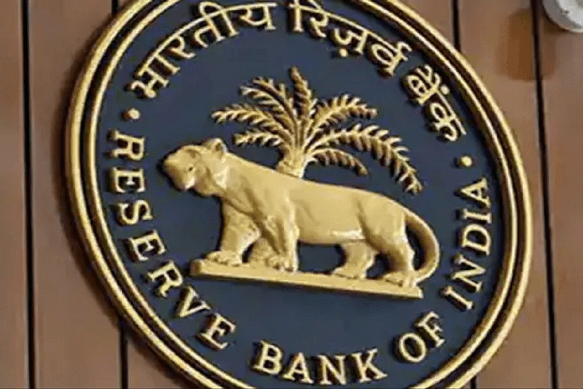 RBI : इस सरकारी बैंक पर गिरी RBI की गाज, लगा भारी जुर्माना