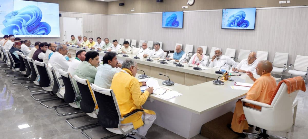 UP News: सीएम योगी ने विधानसभा उपचुनाव में जीत के लिए दिया मंत्र, मंत्रियों की जिम्मेदारी तय