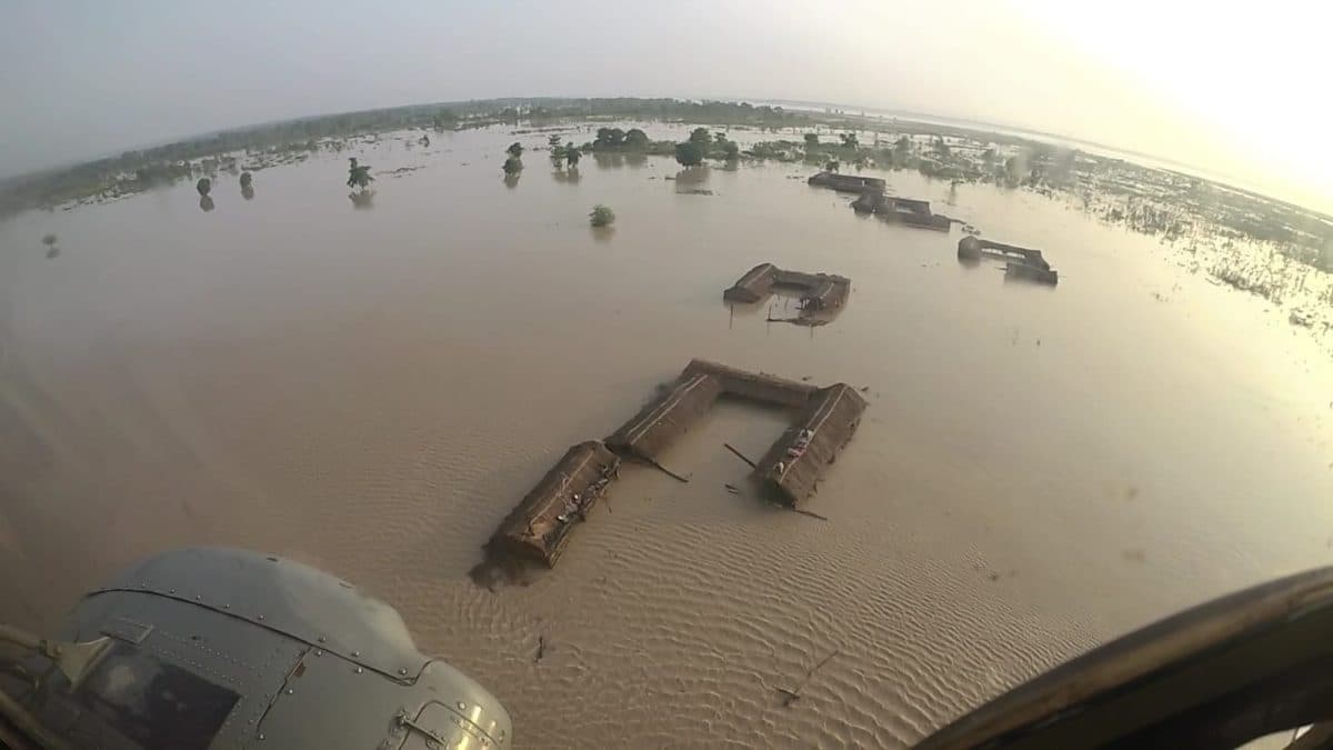 UP Flood News : बाढ़ में फंसे पीलीभीत के 7 लोगों को किया गया एयरलिफ्ट, 10 जिलों में बचाव कार्य जारी