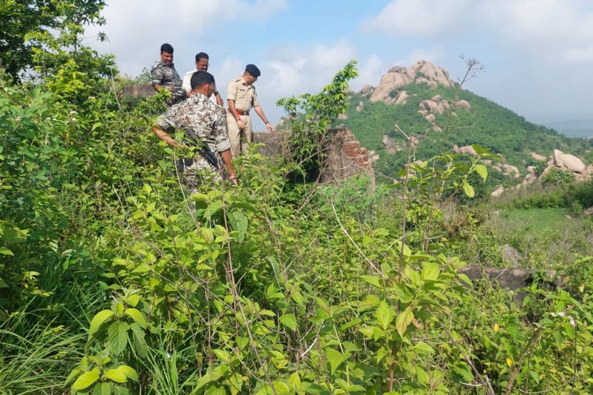दुमका के गुमरो पहाड़ से मिला युवती का अधजला शव, पुलिस जांच में जुटी