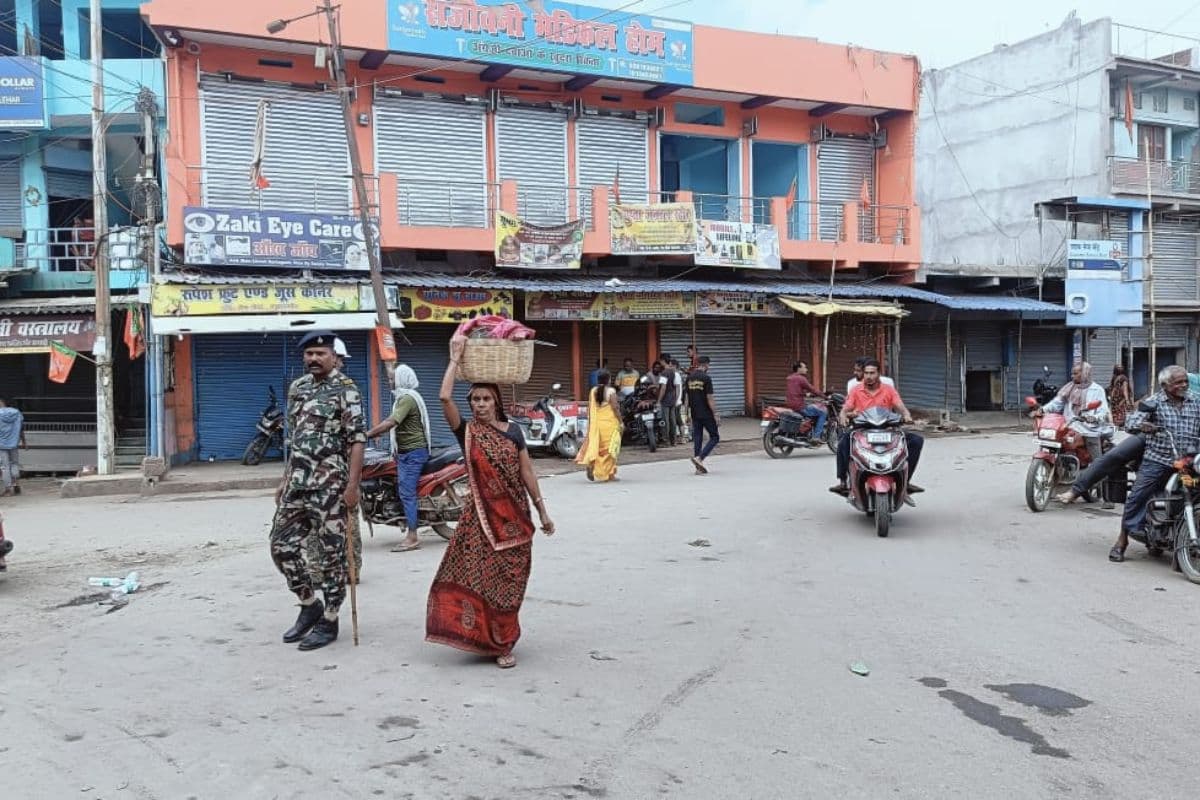 हजारीबाग के बड़कागांव में निषेधाज्ञा लागू होने के बाद पसरा सन्नाटा, दुकानें बंद, लोगों को हो रही परेशानी