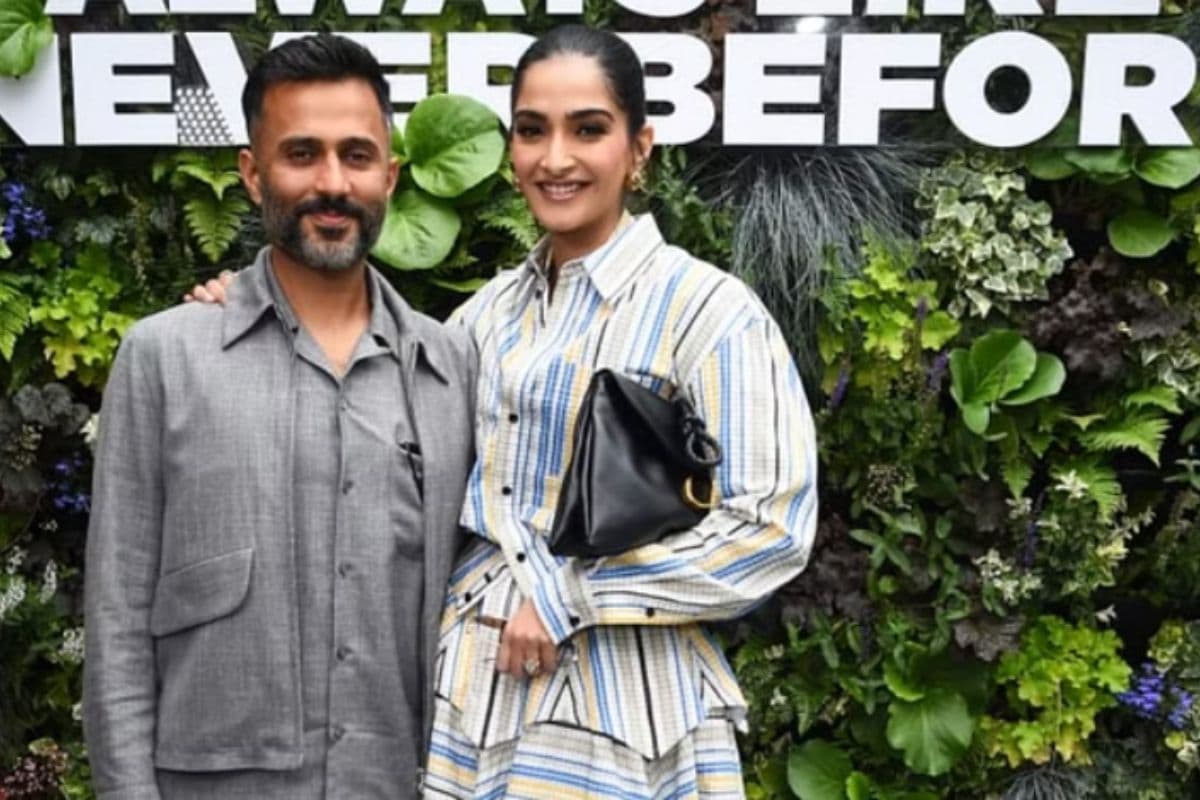 पति आनंद आहूजा संग स्टाइल में फीमेल विंबलडन फाइनल देखने पहुंची Sonam Kapoor