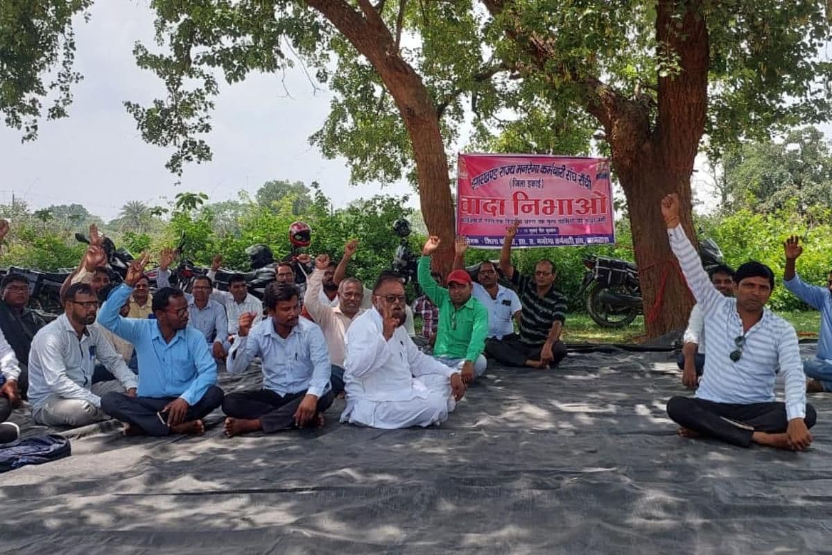 झारखंड में मनरेगा कर्मियों की हड़ताल से सरकार की ये योजनाएं प्रभावित, नहीं हो रहा समस्याओं का समाधान