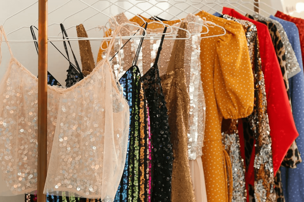 Monsoon Outfits: सावन के मौसम में परंपरागत परिधानों के साथ बढ़ाएं अपनी सुंदरता