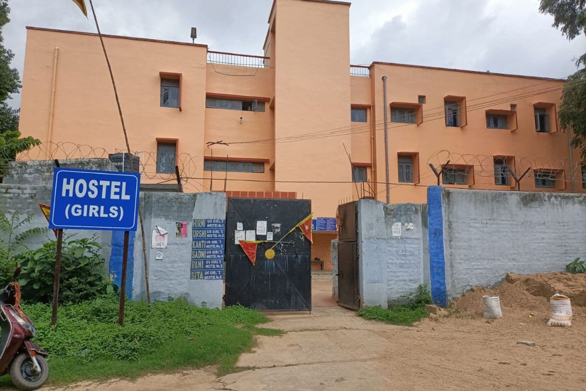 NEET Paper Leak: रिम्स से गिरफ्तार छात्रा का मोबाइल और इलेक्ट्रॉनिक गैजेट जब्त, CBI ने अन्य 3 को दी सख्त चेतावनी