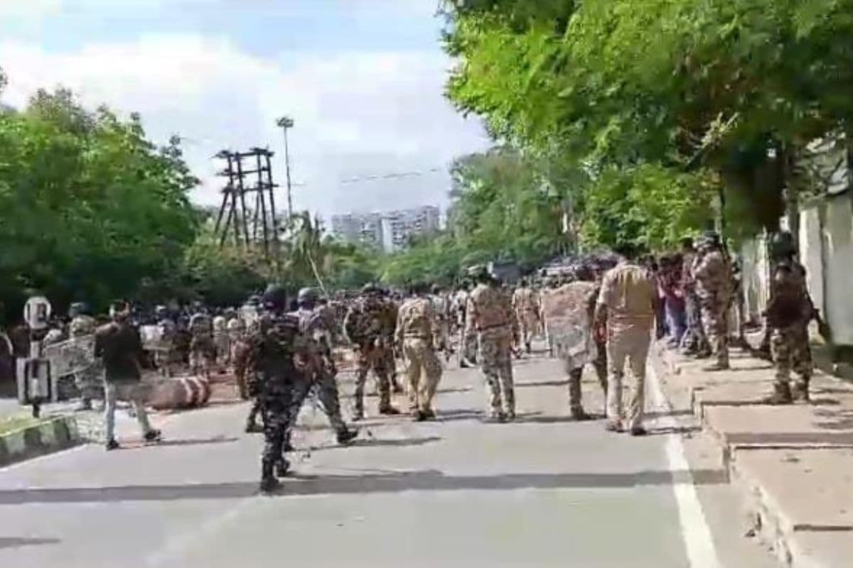 झारखंड: CM आवास का घेराव करने जा रहे सहायक पुलिसकर्मियों पर लाठीचार्ज, कई लोग चोटिल