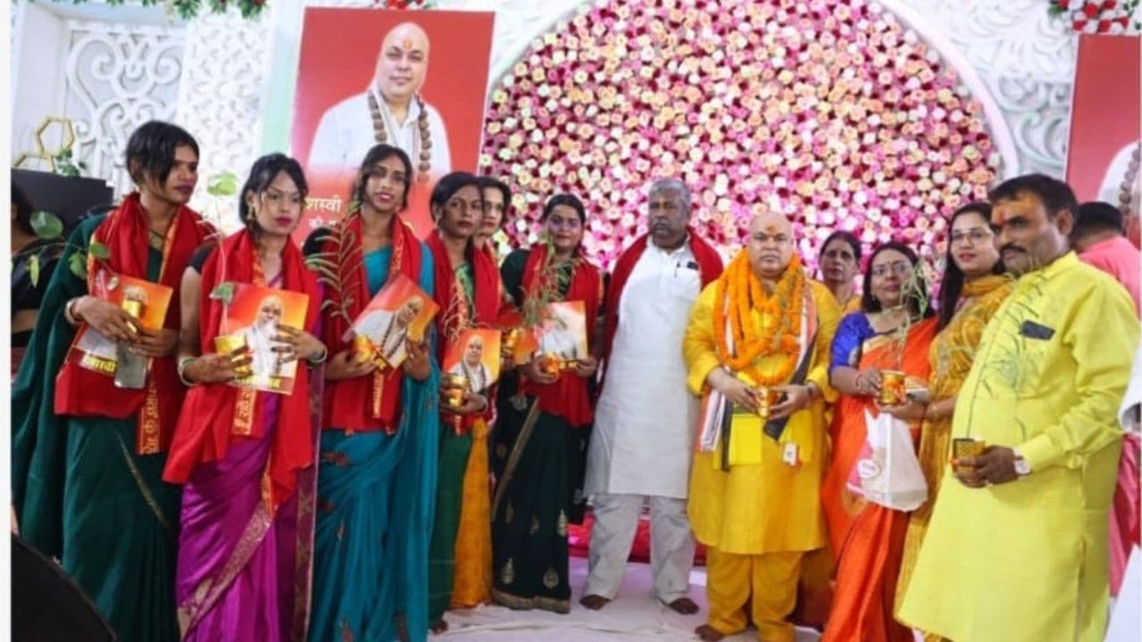 Sawan Mahotsav 2024: वैदिक संस्कृति से ही आएगा समाज में बदलाव, ज्योतिषाचार्य डॉ श्रीपति त्रिपाठी ने ट्रांस जेंडरों को पौधा देकर धरती बचाने का किया आह्वान