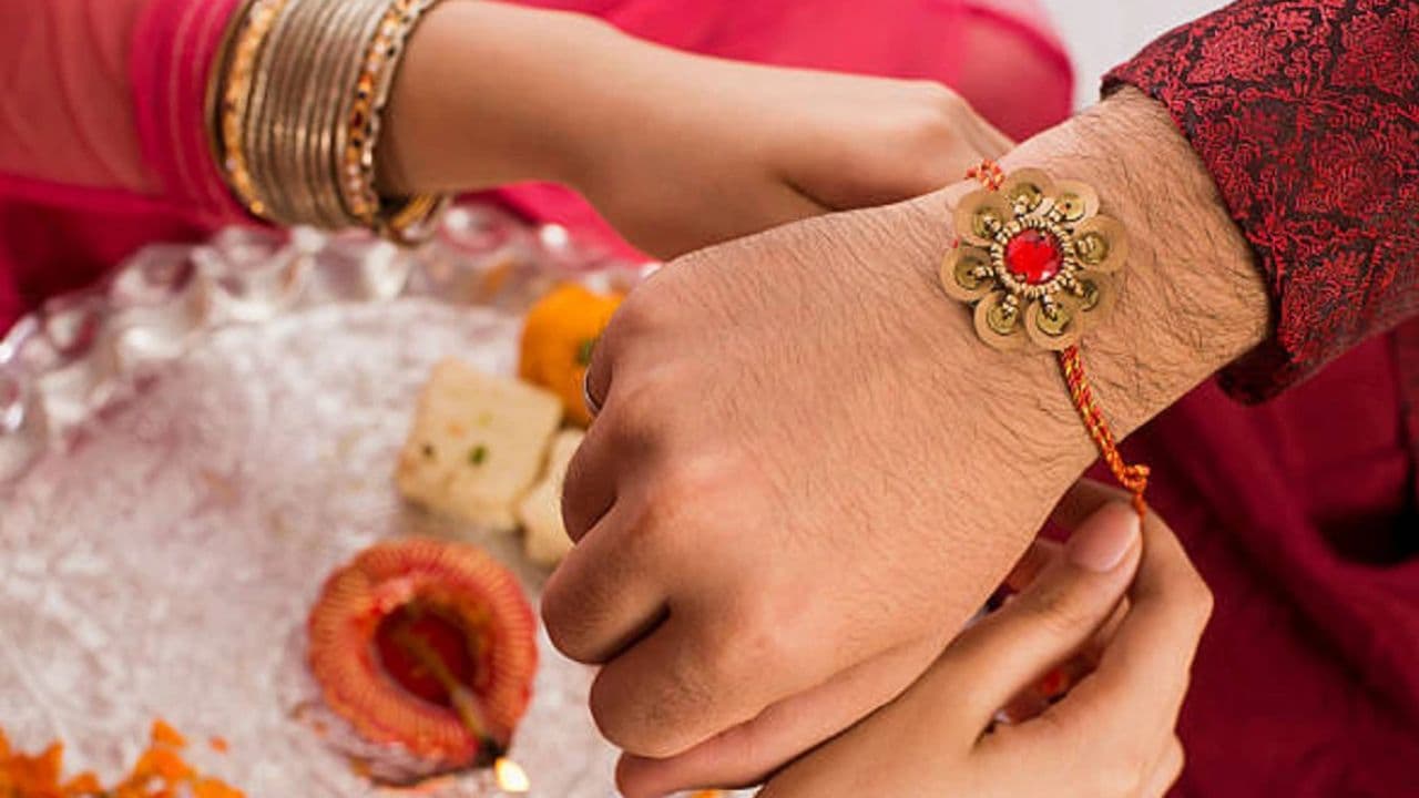 Raksha Bandhan 2024 Date: रक्षाबंधन कब है 18 या 19 अगस्त, जानें भद्रा काल से बचकर राखी बांधने का शुभ समय