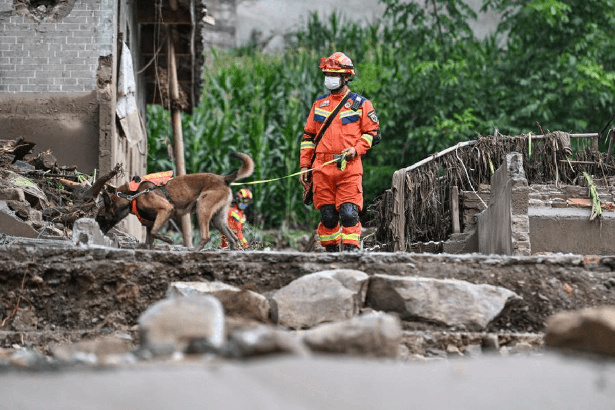 China में बाढ़ से 25 की मौत, दर्जनों लापता: बचाव अभियान तेज