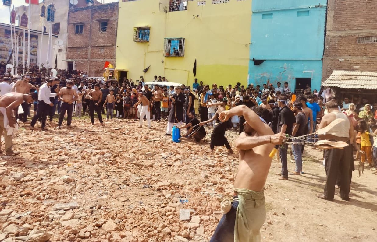 Bhagalpur News : हजरत हुसैन की याद में शिया समुदाय ने निकाला अलम जुलूस, किया गम का इजहार