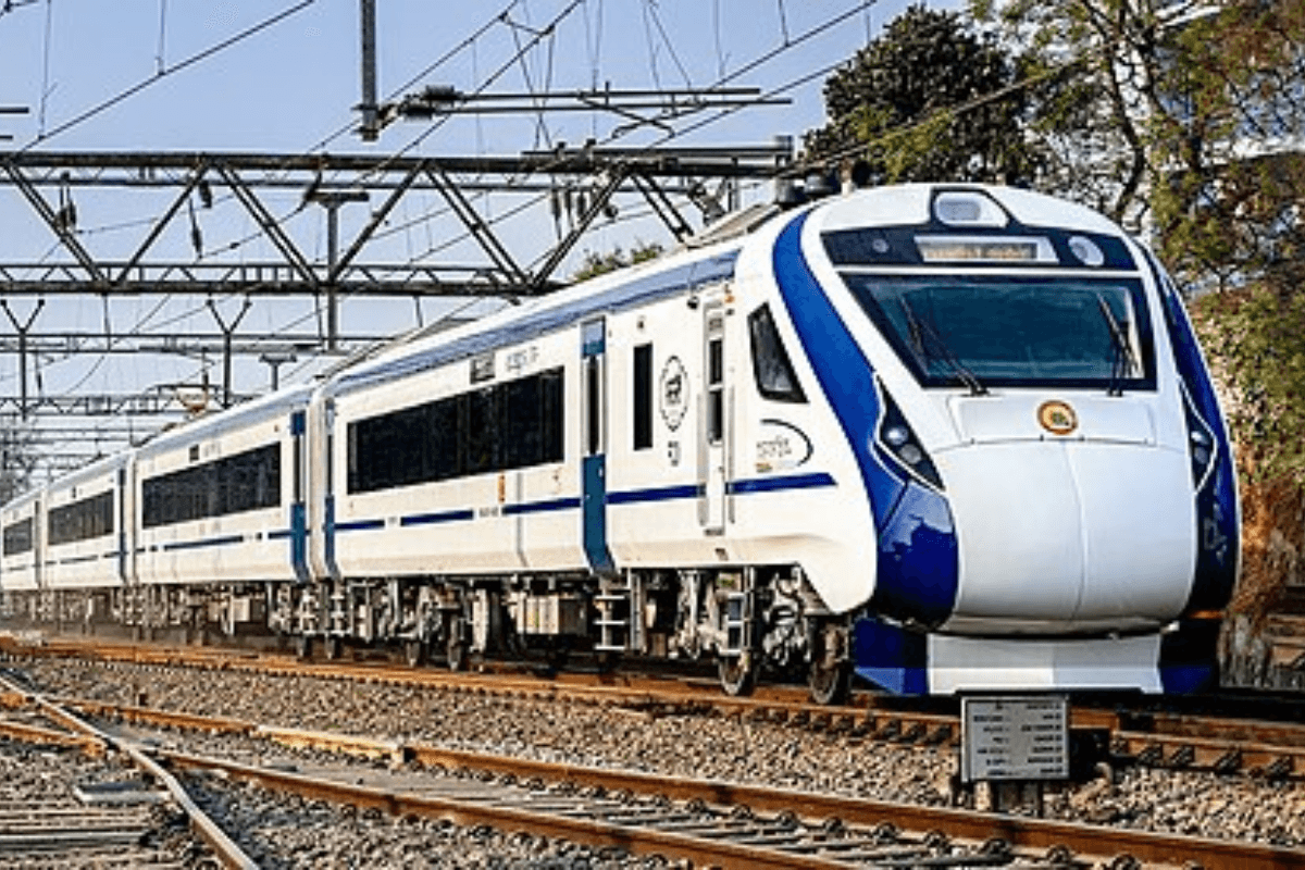 Vande Bharat Train: आज तीन नई वन्दे भारत ट्रेनों को हरी झंडी दिखाएंगे पीएम मोदी, यूपी को मिलेगी नई ट्रेन की सौगात
