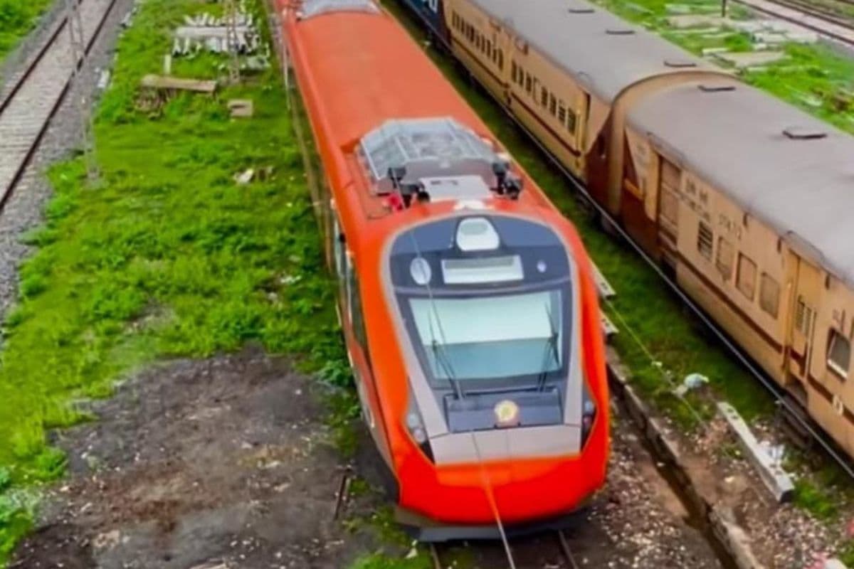 Vande Bharat Train: झारखंड के टाटानगर से पटना के बीच जल्द दौड़ेगी वंदे भारत ट्रेन, चक्रधरपुर में है रैक, केसरिया रंग की है बोगी