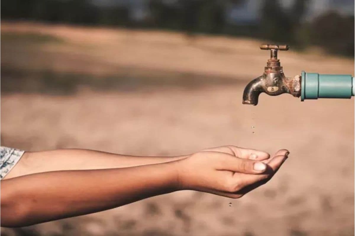 West Bengal : बारासात और बैरकपुर में पेयजल का संकट, मचा हाहाकार