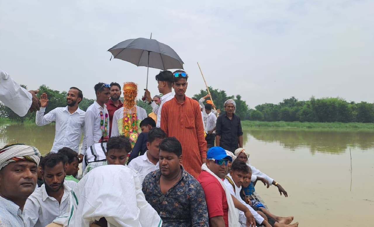Bihar Flood News: मधुबनी में नाव पर निकली बारात, जैसै-तैसे दुल्हन के घर पहुंचे बराती