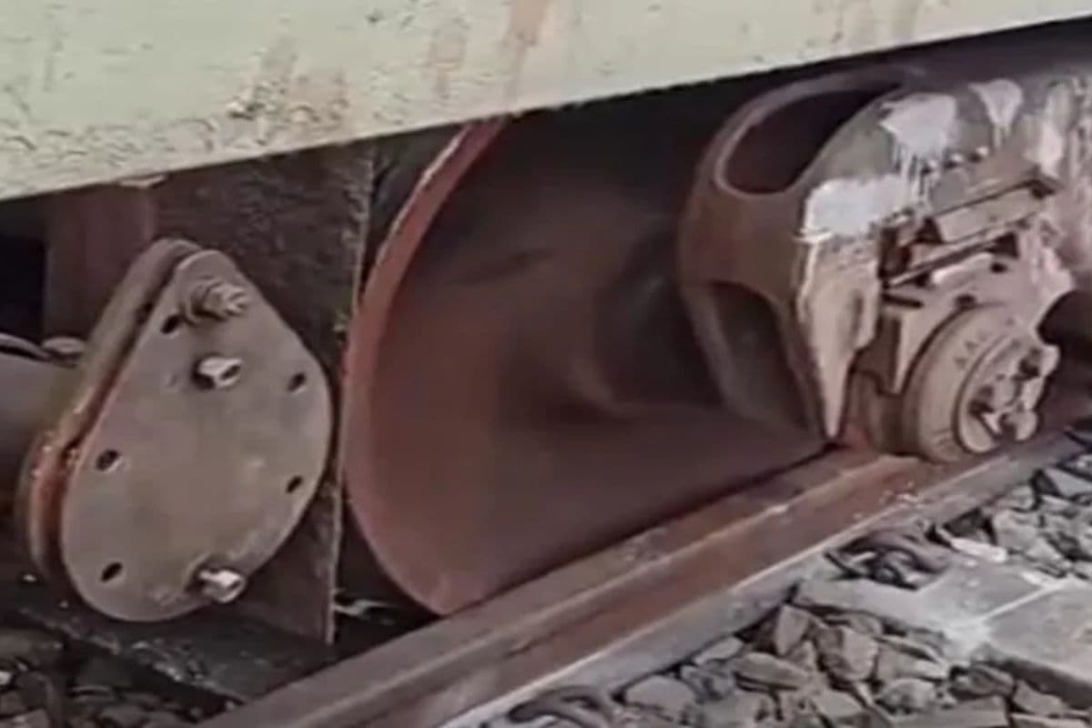 West Bengal Train Accident: रंगापानी में मालगाड़ी के दो डिब्बे पटरी से उतरे, सीएम ममता बनर्जी ने केंद्र सरकार पर साधा निशाना