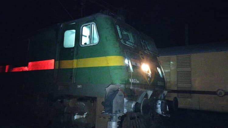 मालगाड़ी के बेपटरी होने से तीन घंटे लेट हुई 'आजाद हिंद एक्सप्रेस', परेशान हुए यात्री