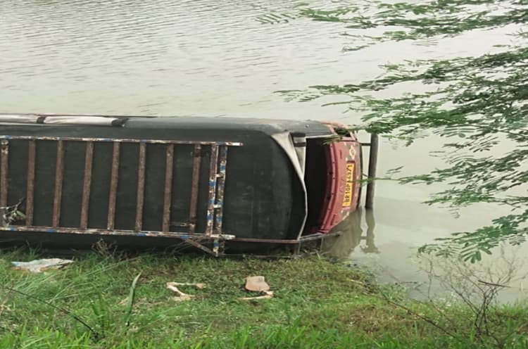 Bhagalpur News : स्कूली बच्चों से भरी वाहन गड्ढे में पलटी , 8 बच्चे घायल