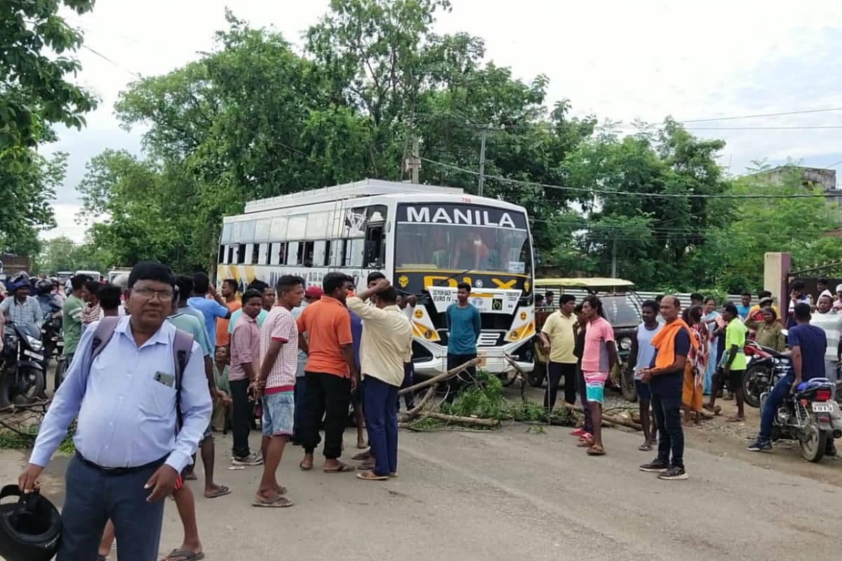 एंबुलेंस की चपेट में आकर बाइक सवार की पश्चिमी सिंहभूम में मौत, मुआवजे को लेकर ग्रामीणों ने की सड़क जाम