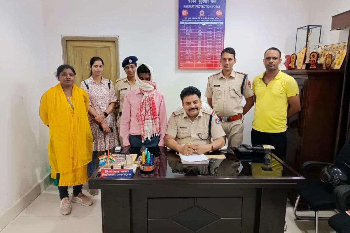 रांची रेलवे स्टेशन से मानव तस्कर गिरफ्तार, दो नाबालिगों को हरियाणा के पोल्ट्री फार्म में जा रहा था बेचने