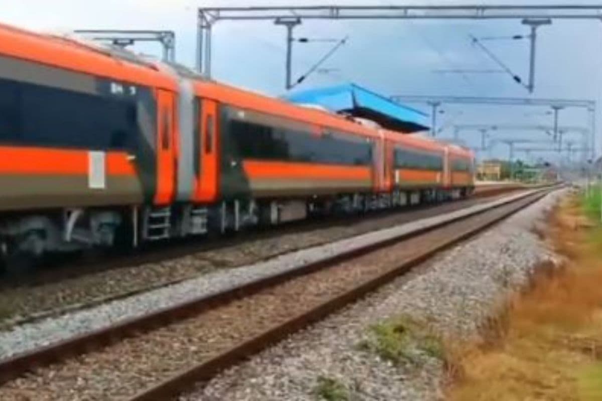 रांची-हावड़ा वंदे भारत ट्रेन का बदला रंग, अंदर के फीचर में भी कई बदलाव, जानें नया टाइम टेबल