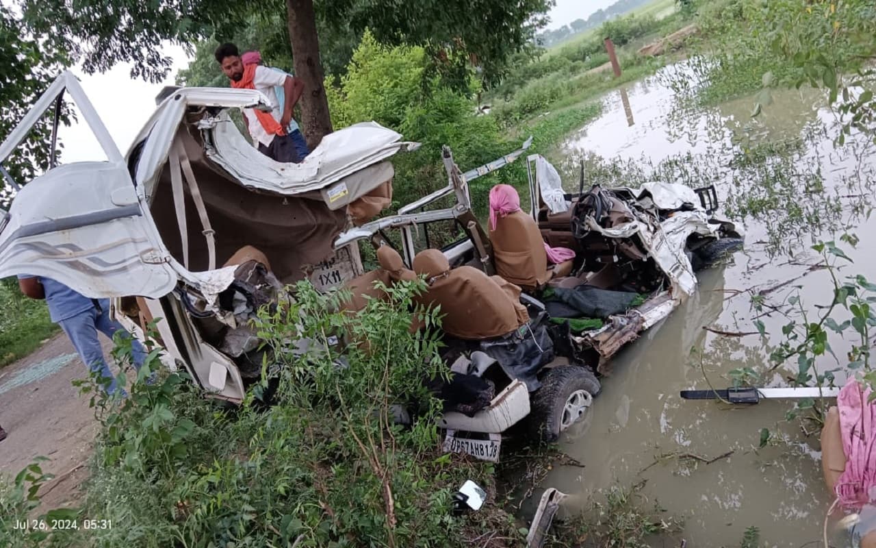Road Accident: यूपी बॉर्डर पर बोलेरो के परखच्चे उड़े, धार्मिक यात्रा से लौट रहे बिहार के युवकों की दर्दनाक मौत