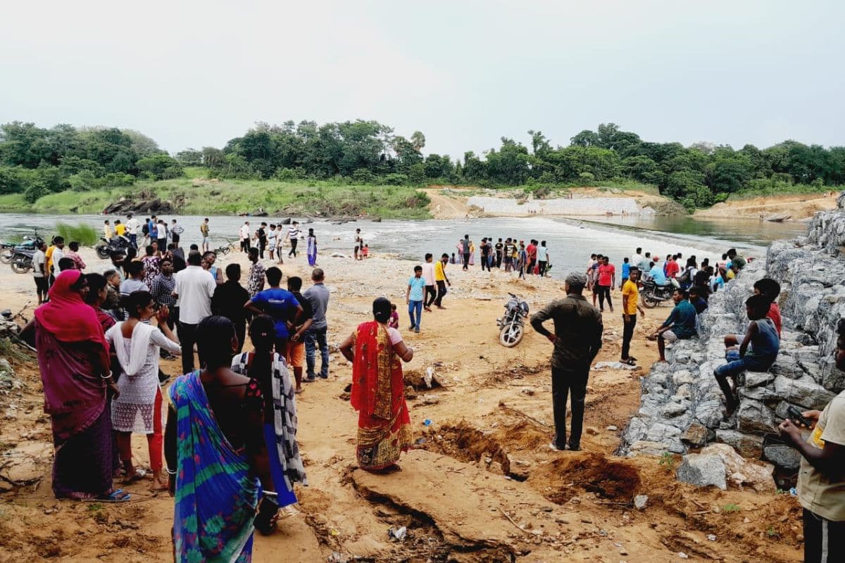 हादसे के बाद जुटे स्थानीय लोग