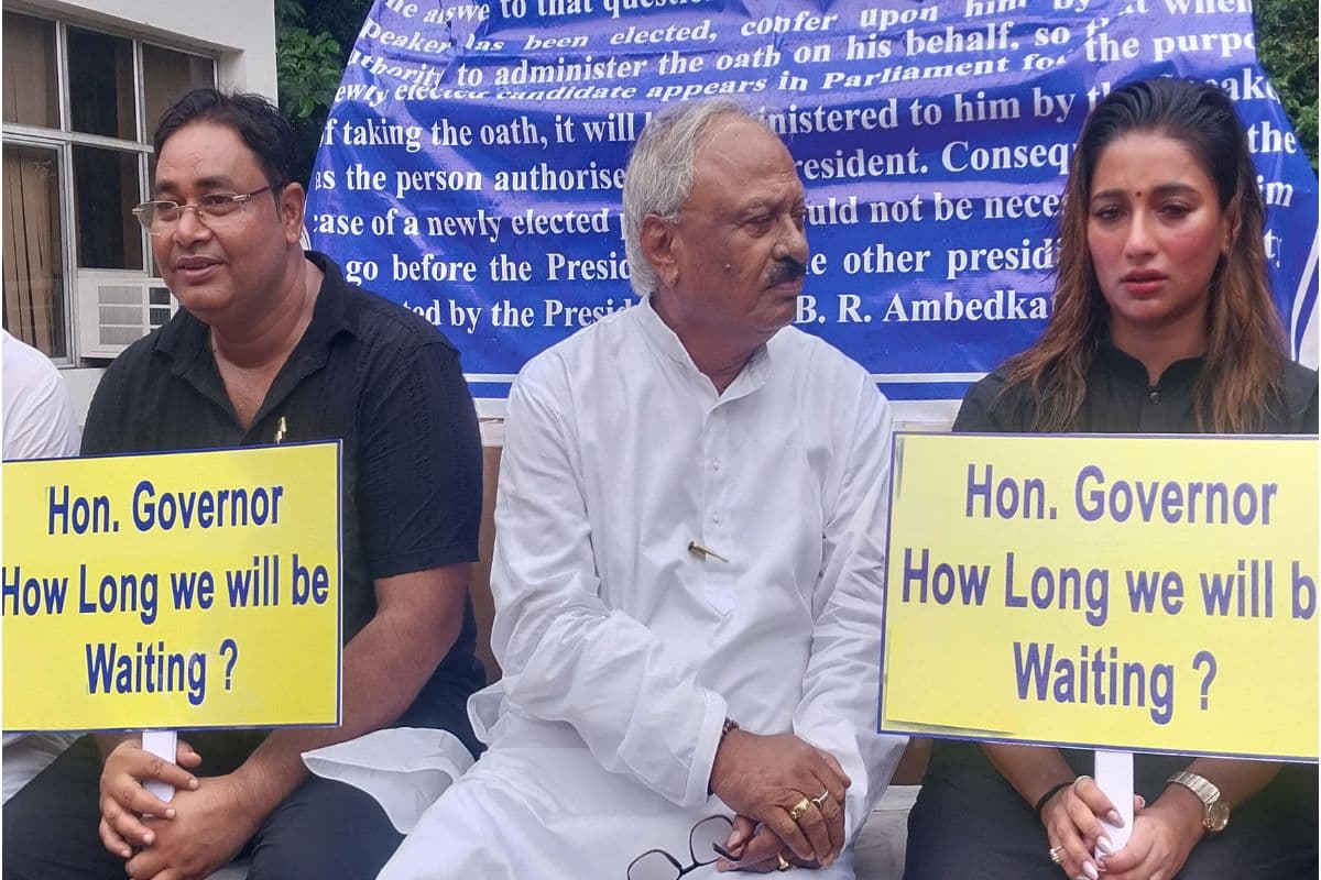 पश्चिम बंगाल : तृणमूल के दो नवनिर्वाचित विधायकों ने विधानसभा परिसर में फिर से शुरू किया धरना